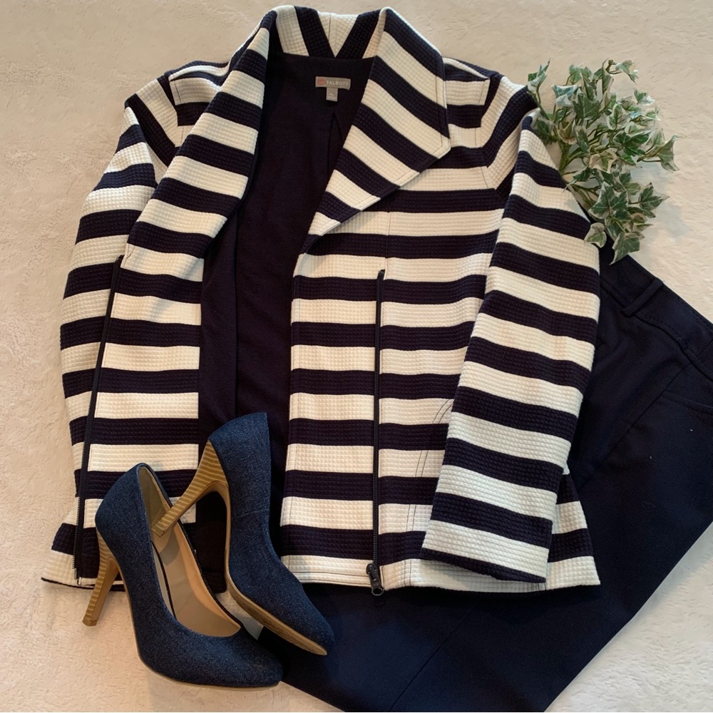 ❤️‍🔥HP❤️‍🔥Talbots summer navy blue and white stripe long sleeve jacket.  PM